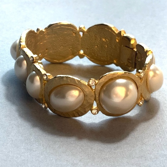 KJL Rare Faux Pearl Hammered Gold Crystal Hinged Bracelet - Picture 5 of 14